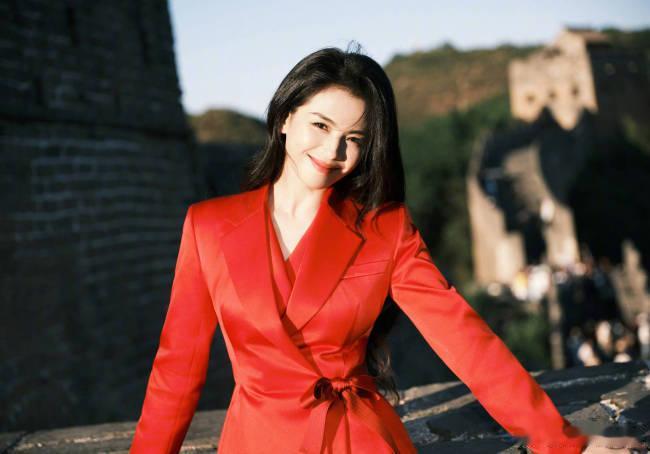 刘涛一身红装伫立长城，大波浪衬眉眼温润，演绎出成熟女性独有的东方大气质感。刘涛国