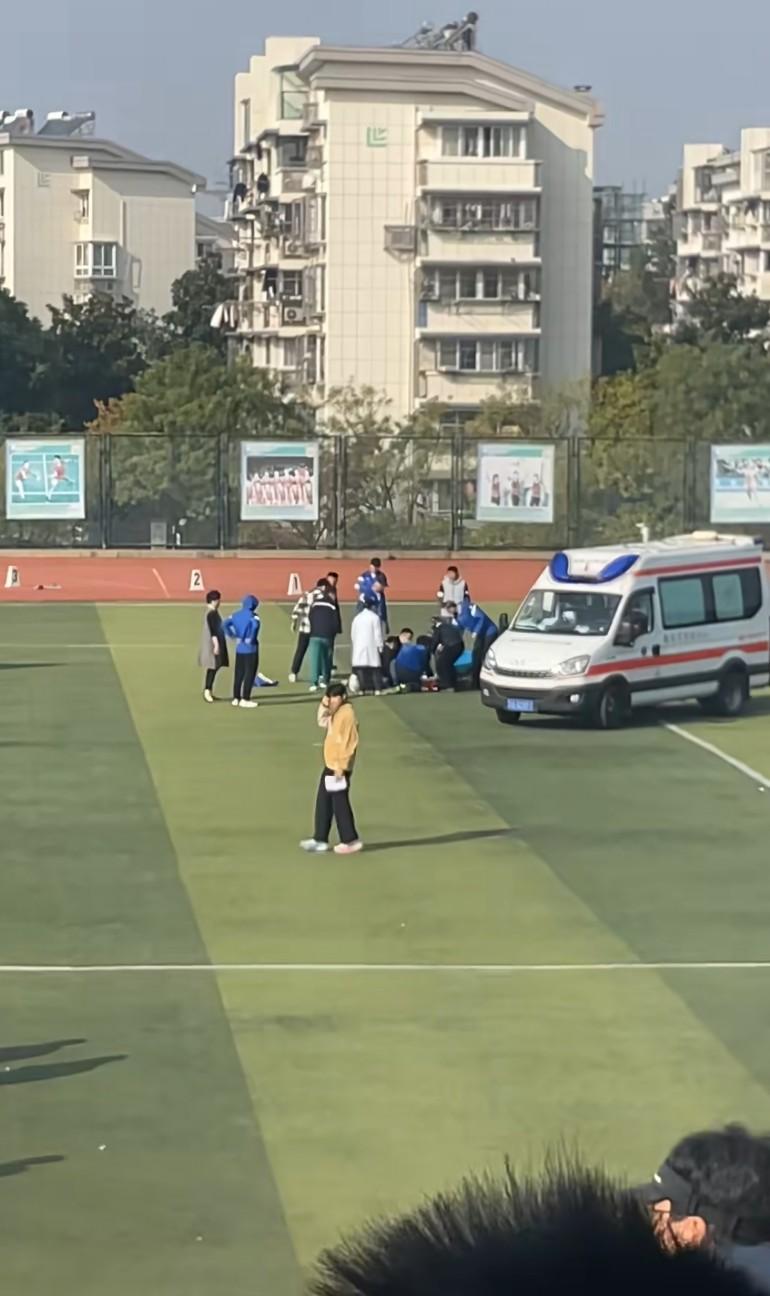 南京市栖霞区燕子矶新城男生跑200米时突然倒地，后被120拉去医院抢救，没能抢救