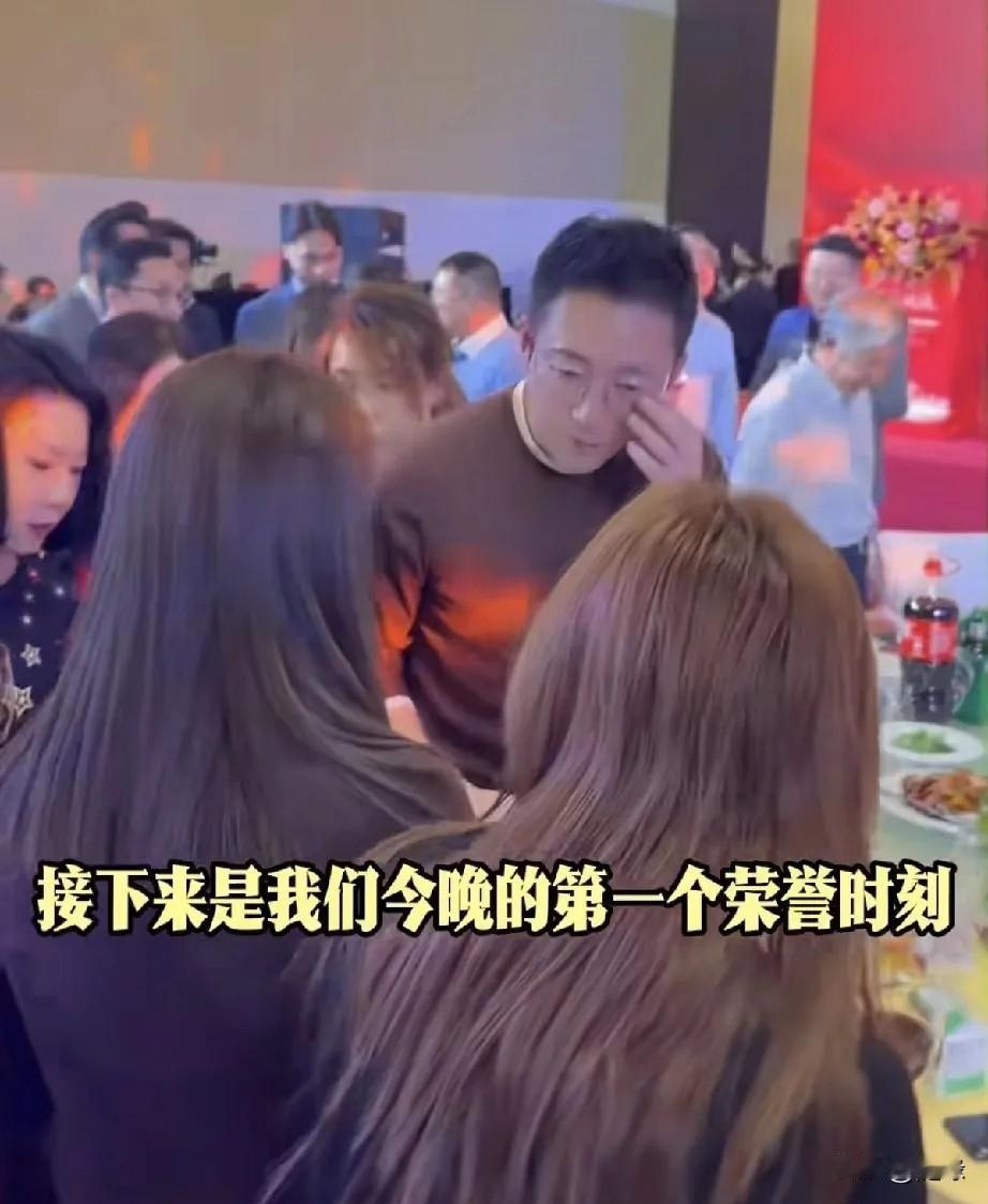 最近，汪家好事连连啊！汪小菲代表麻六记去领奖了，这次是人大商学院EE金融学会校