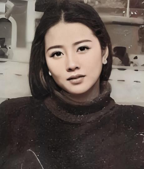 1969年，17岁的女知青被副主任单独叫进了办公室，说话间隙，领导悄悄把门反锁后