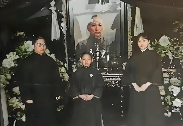 1925年，宋庆龄，孙科，孙治平为孙中山守灵的一张合影。宋庆龄这年32岁，站在中