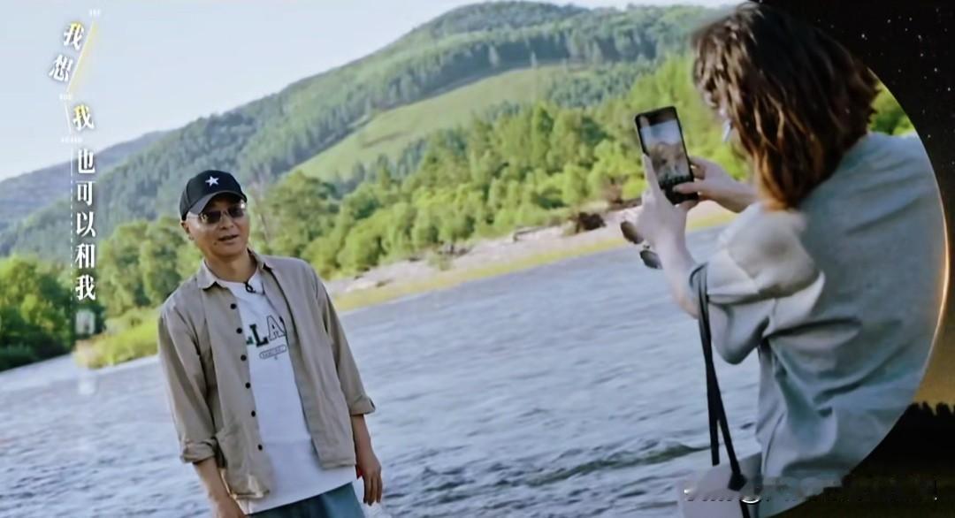 好想看再见爱人这个片段啊!邓莎给路行拍照,结果她是在「偷偷」自拍。很想知