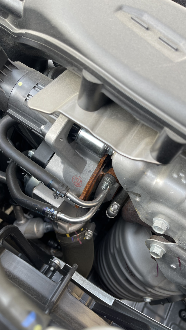 新车发动机里面长锈今天加玻璃水，这个部位都长锈了，一共才开1500公里，正常吗