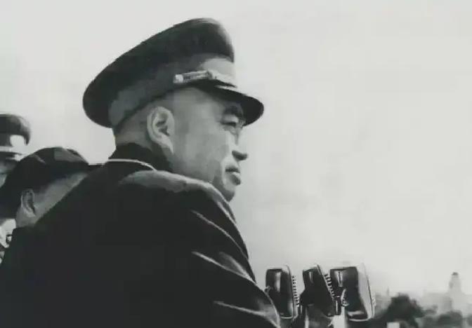 1943年，战后联欢，朱老总见彭德怀一直坐着，笑着拉他起身：“老彭，来跳个舞放松放松！”彭德怀眉头一