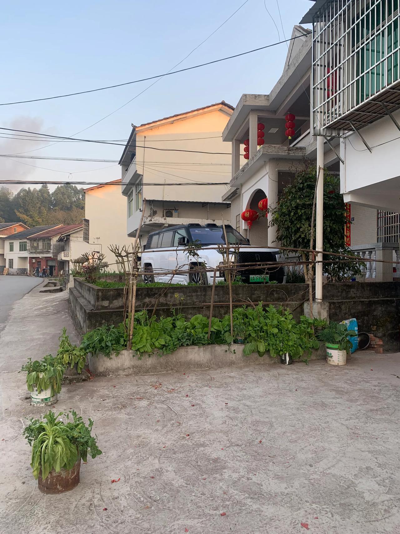 万万没想到，在我们这样的小山村里，居然有这么多豪车、别墅，仰望U8L、方程豹、深