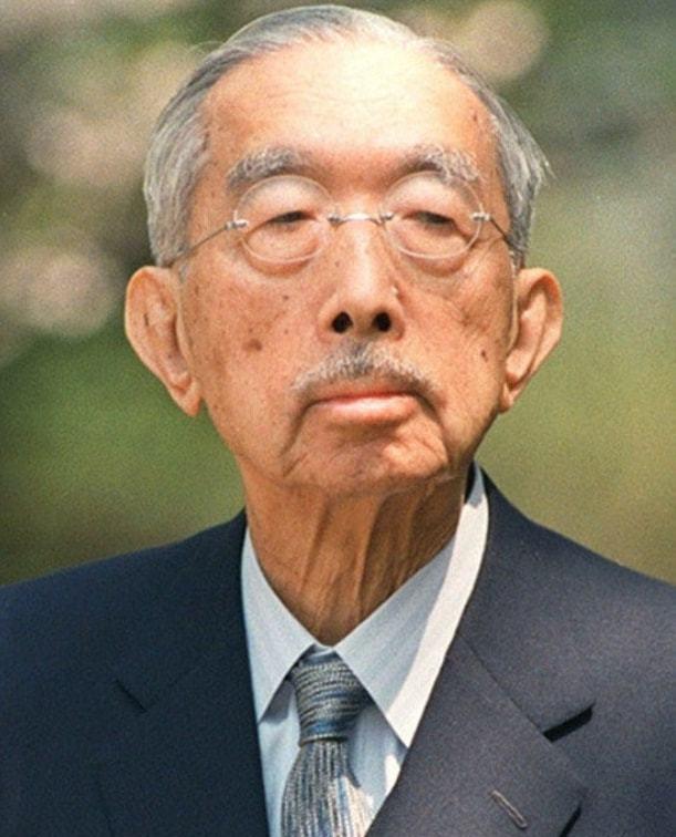 裕仁在日本全面侵华战争中的角色，并非战后美日官方所塑造的“被动象征”，而是最高决