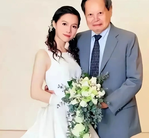 二十年前，当82岁的杨振宁与28岁的翁帆新婚燕尔之时，外界对这段姻缘的评价并不是