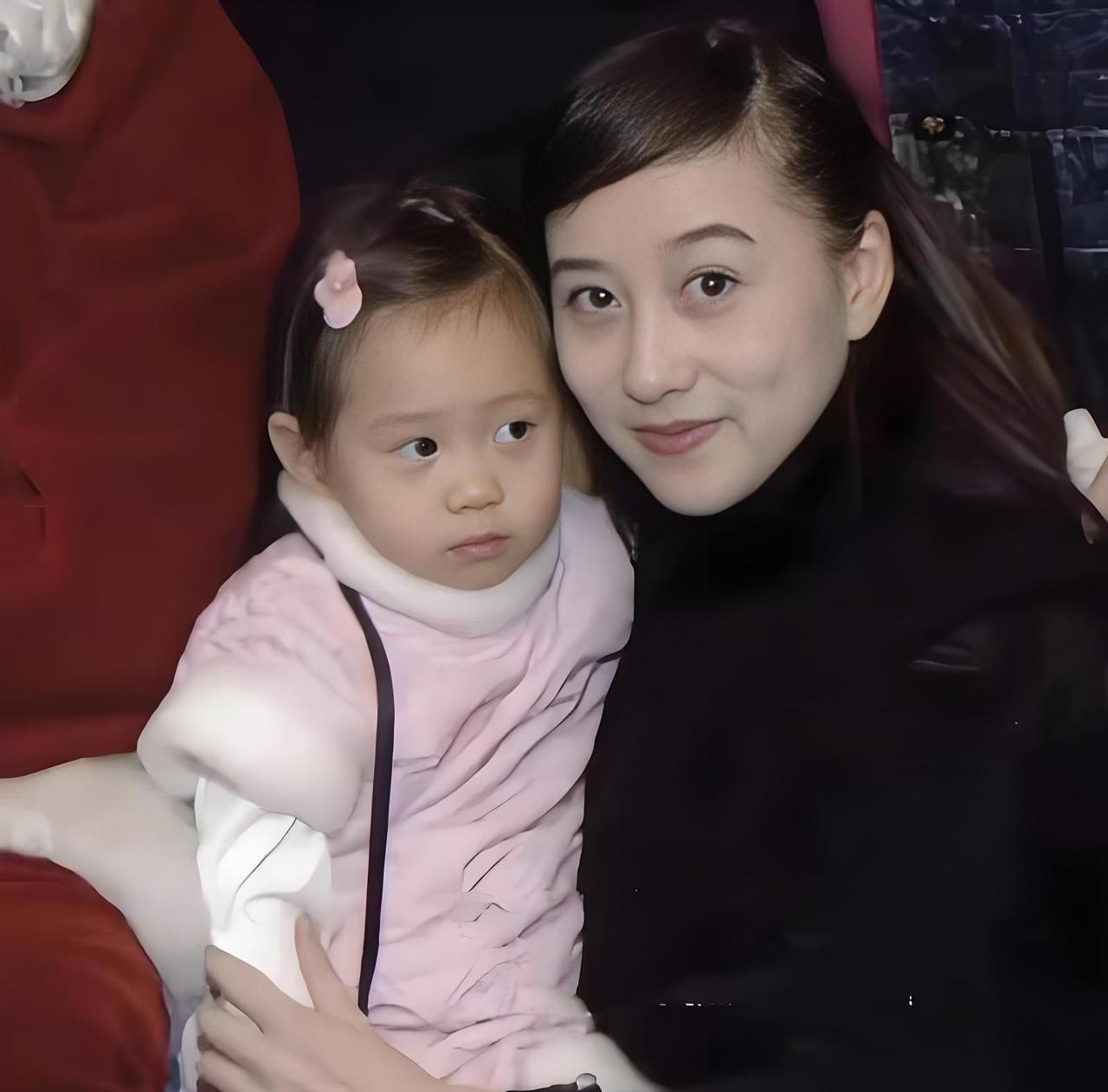 #老照片#2005年，功夫巨星李连杰妻子利智，与女儿在一起。此时，利智年仅44