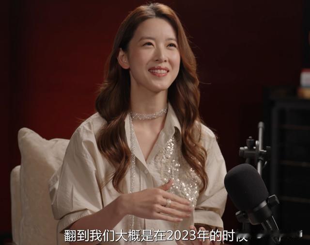 章泽天采访何超琼，何超琼在谈到自己父亲时，说，他天生就很会交朋友，跟谁人都可以做