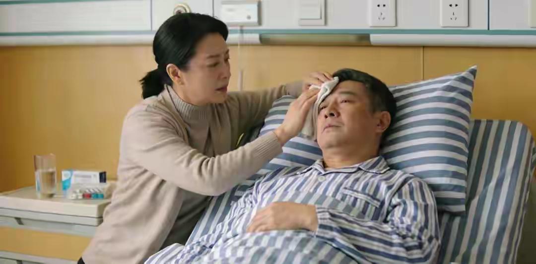 咱们村有个大姐，她男人瘫痪在床整整五年，这五年里她天天端屎端尿、擦身喂饭，从没嫌