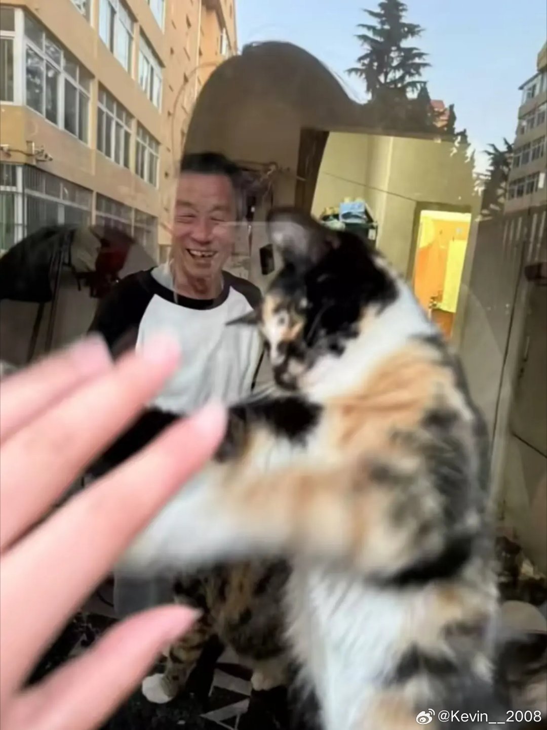 青岛门卫大爷因为中暑去世，那么大的学校竟然供不起一台空调，大爷很善良，虽然自己条