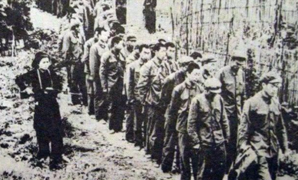 1979年5月，中越交换战俘现场，150师448团8连的200多名官兵踏回国土。