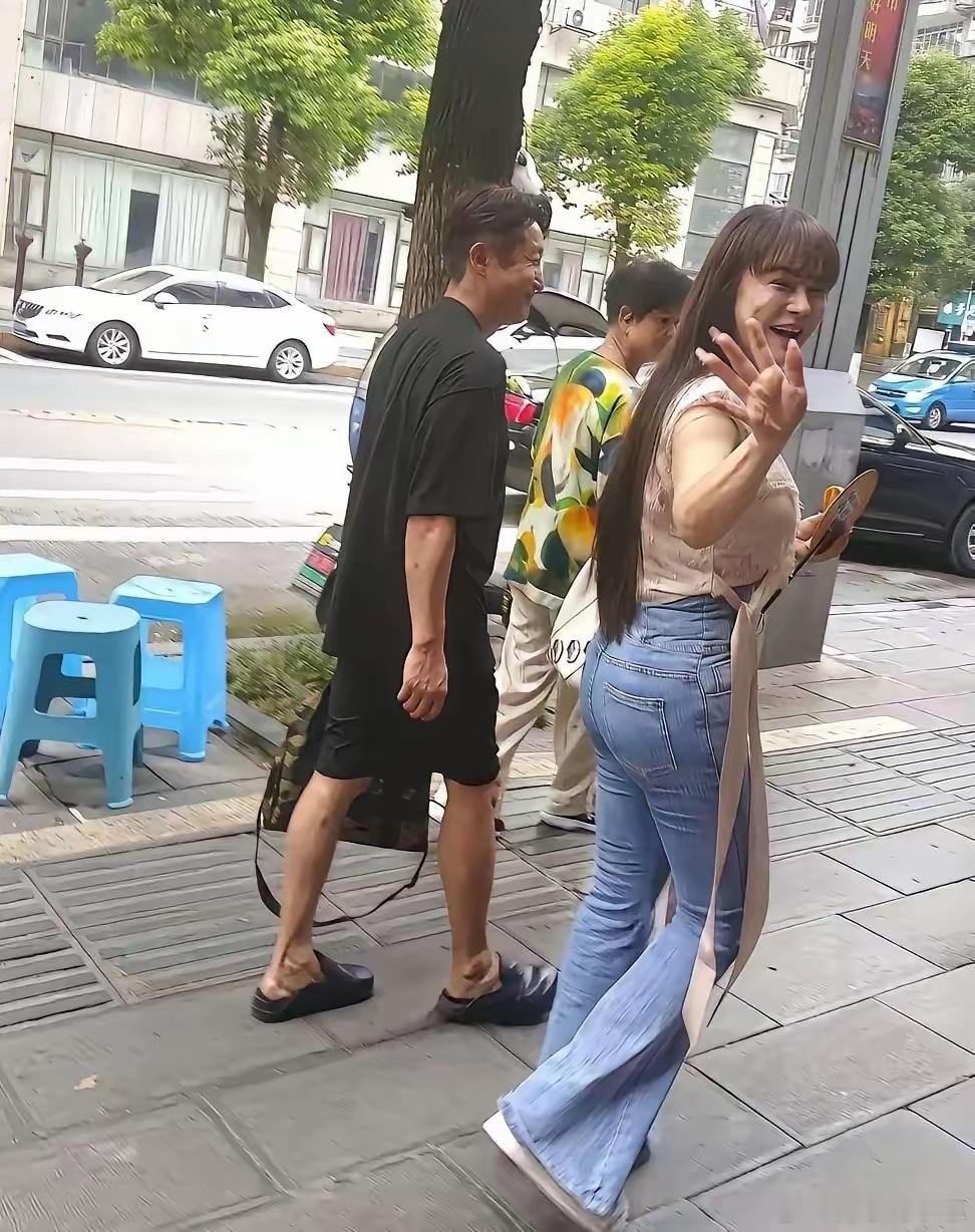 路人的镜头下，冉莹颖除了身材很好，长相一般般，夫妻都拥有了两个亿，要是放银行，几