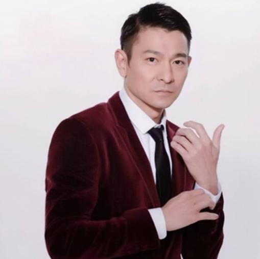 吴京问刘德华："你一天喝多少杯咖啡？"刘德华说："我一天喝二十几杯咖啡。"吴京十