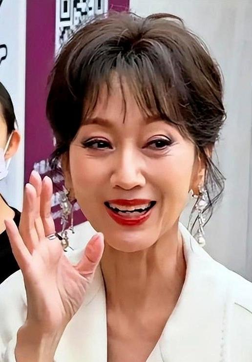 72岁的赵雅芝为景德镇非遗拍摄杂志封面，却被网友聚焦于"装嫩"争议。人生七十