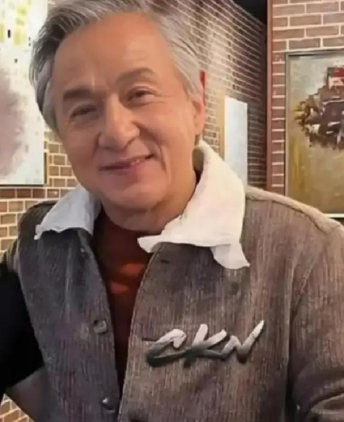 成龙在首映礼上突然说已经录好一首《路》，死后当天全球上线。71岁的功夫巨星第一