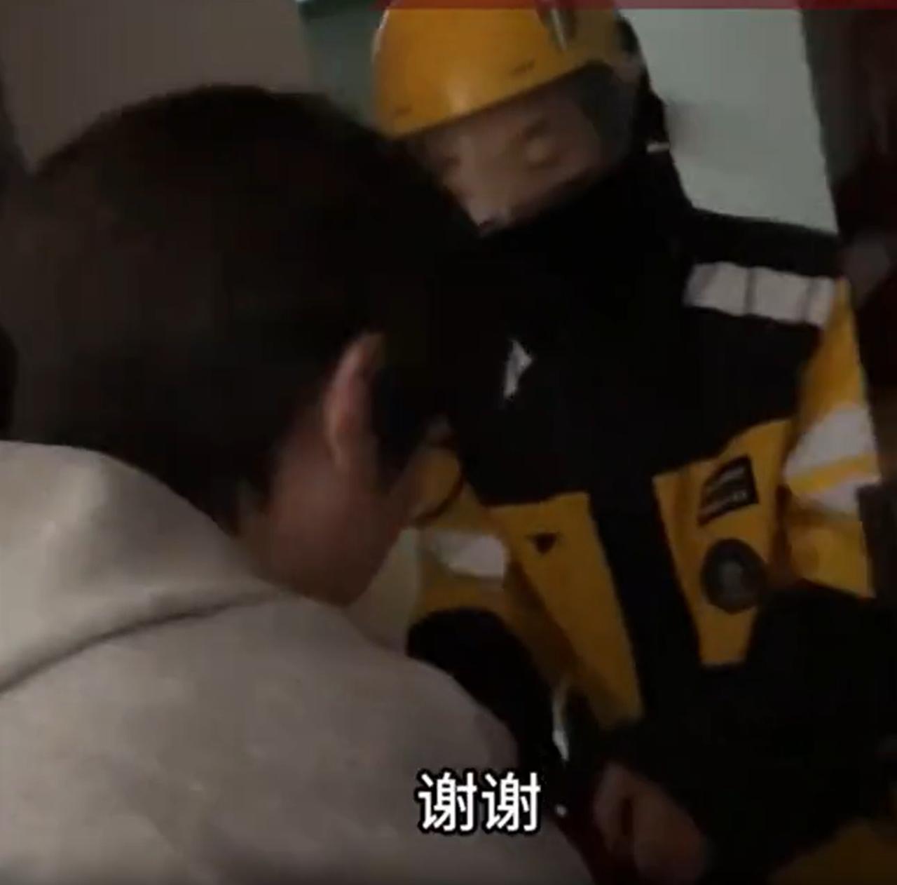 笑不活了！河北石家庄，父母有事外出，留下姐弟俩在家，结果刚好赶上亲戚到家里来串门