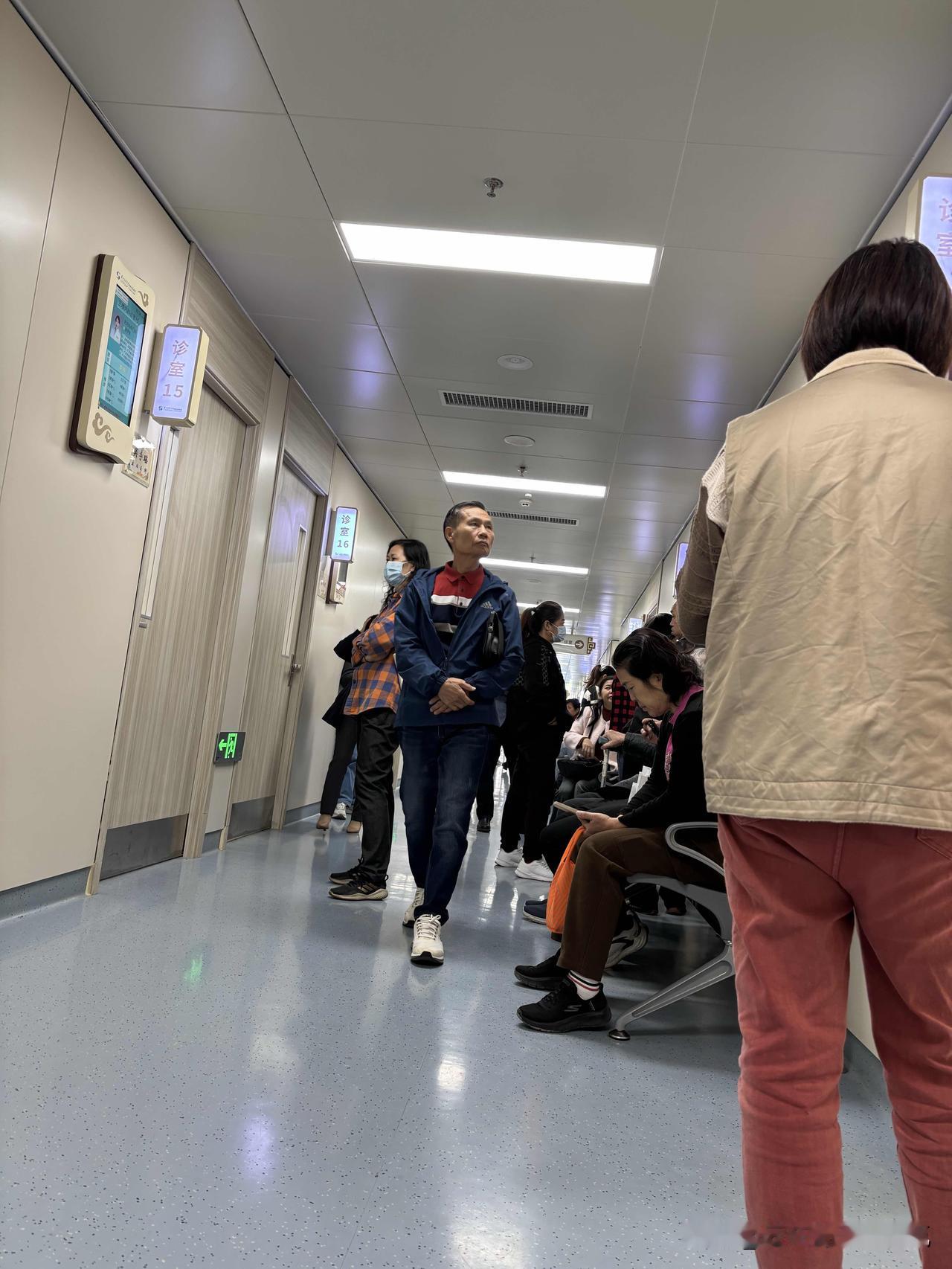 医院内科呼吸科的走廊，排满了人。感冒好了，咳嗽这个顽疾真的很难痊愈，有些属于