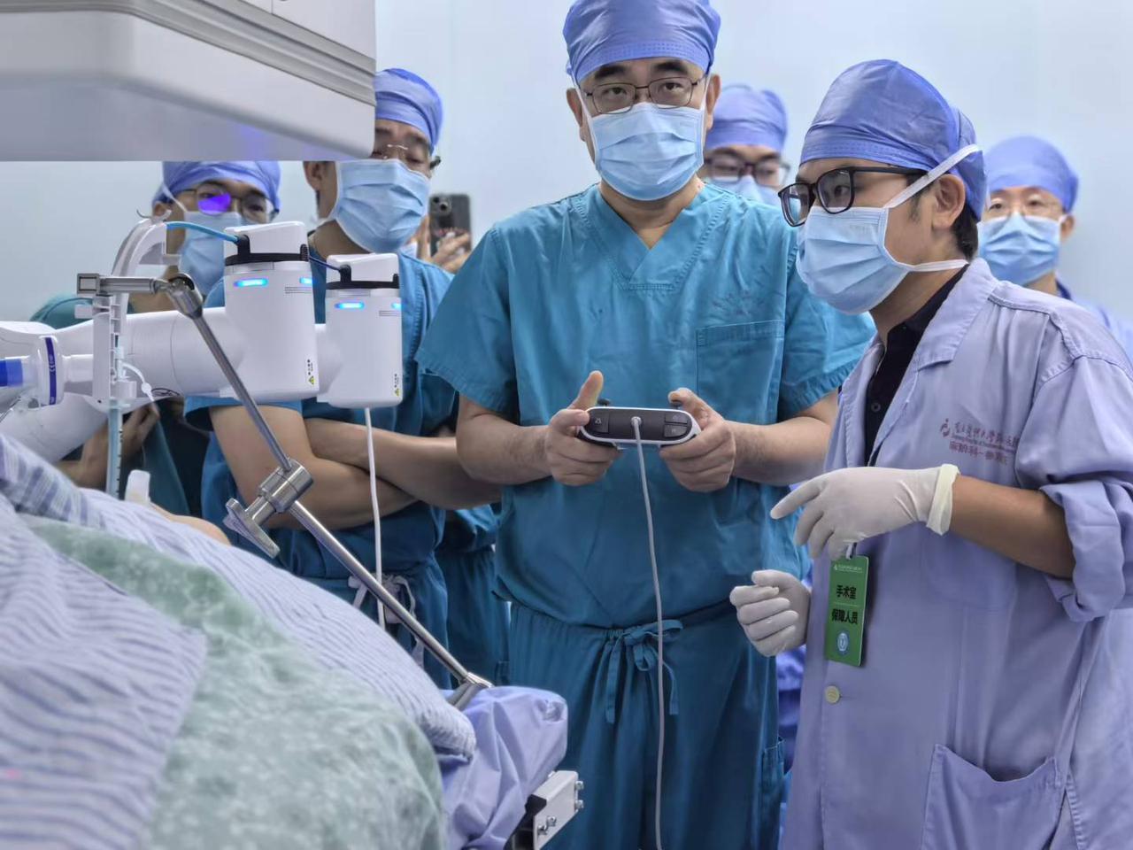 很多朋友查出肺结节后，最关心的就是“如何判断结节良恶性”，以及“后续该如何治疗”