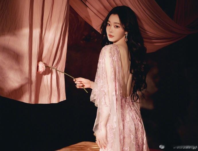宋轶裸背粉裙宋轶身材剪影谁懂这组鎏金宫廷风写真！姐姐这身段真的太绝，妥妥在逃公主