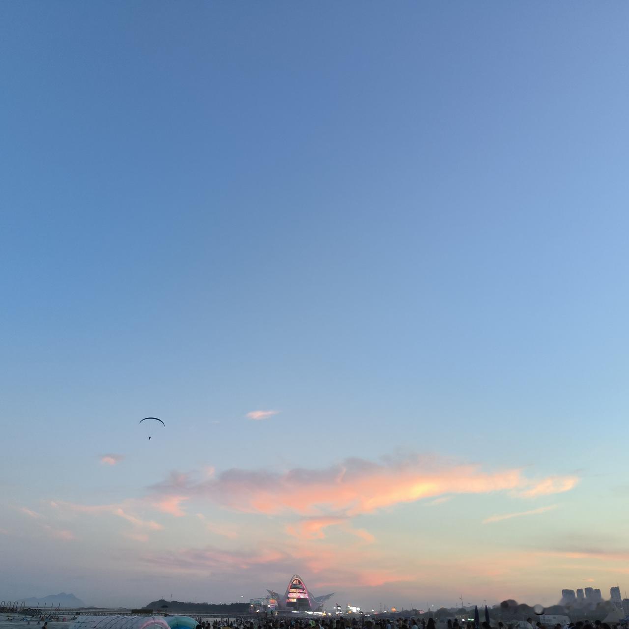 我竟然成了小区的“出头鸟”我们家住的这个旧小区只有四栋楼，在几栋楼中间放了五