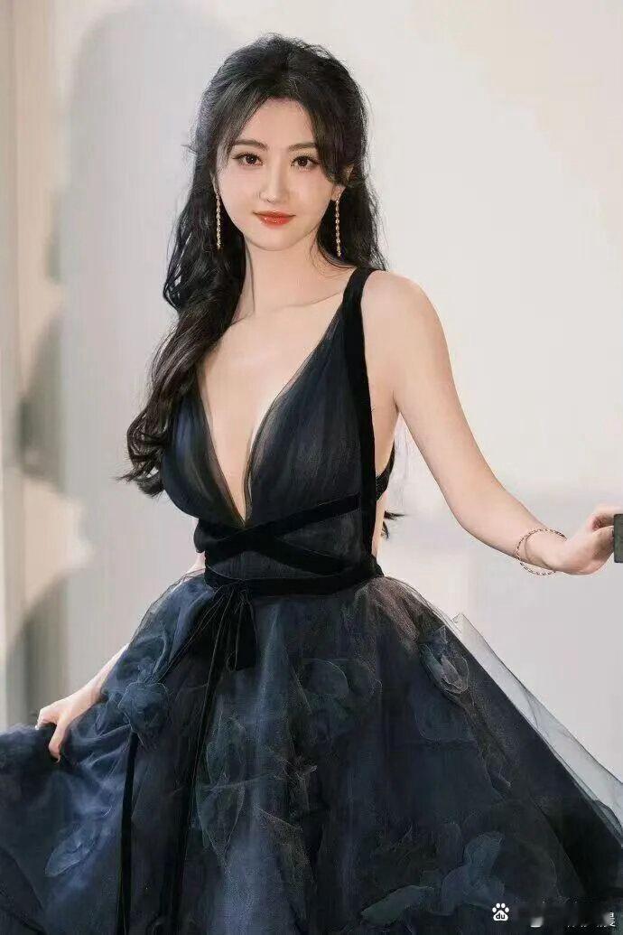 景甜一袭低胸长裙亮相，身姿丰韵迷人，满满的女人魅力，不知道惊艳了多少人。​​​