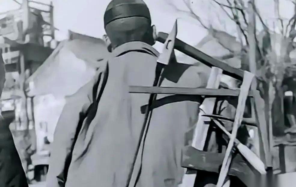这是一段发生于1938年冬天的旧事，主角是个姓潘的木匠。前一天，他眼睁睁看着1