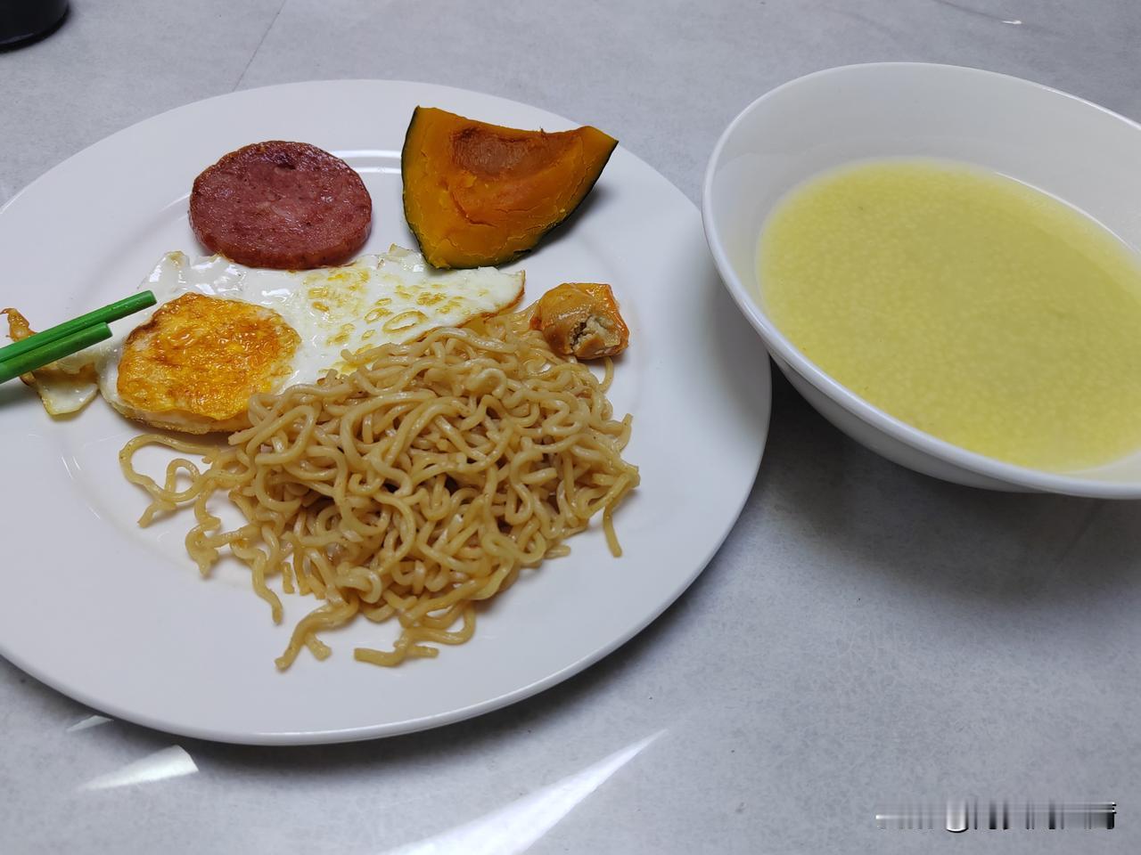 昨天我刚才上船，对厨房库房的一切都还不熟悉，我就和菲律宾大厨商量好，今天的早餐还