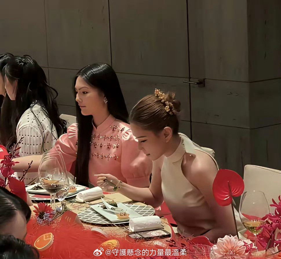 王诗龄出席糖心旦晚宴很尴尬！真名媛氛围她算什么地位呢？身旁的何超莲从落座两人都没