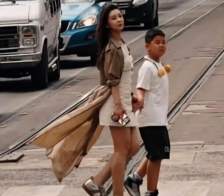 40岁的李小萌变得丰满许多，不仅变胖了，还变黑了，她不喜欢幼态美，更喜欢成熟美了