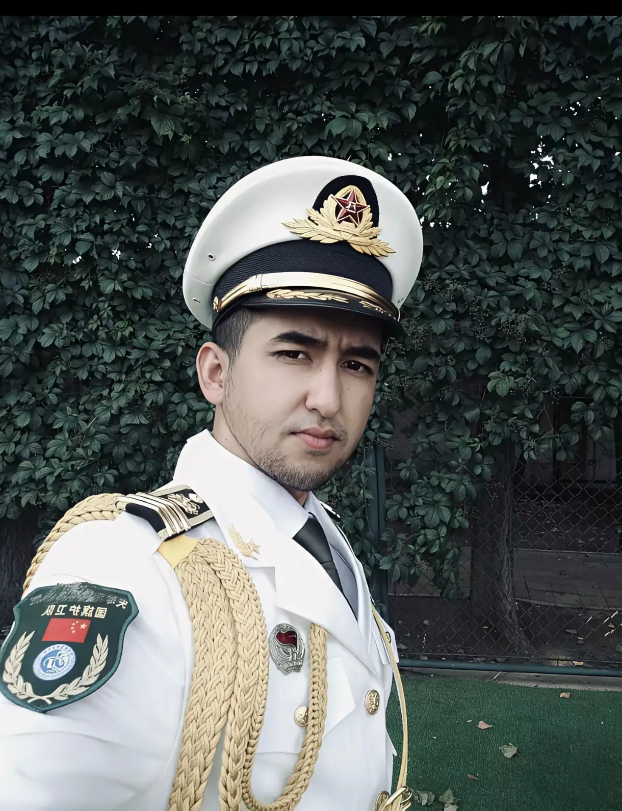 还以为外国人也能服役了，原来是我们的新疆同胞，新疆帅哥亚克西！松枝绿，橄榄绿，墨
