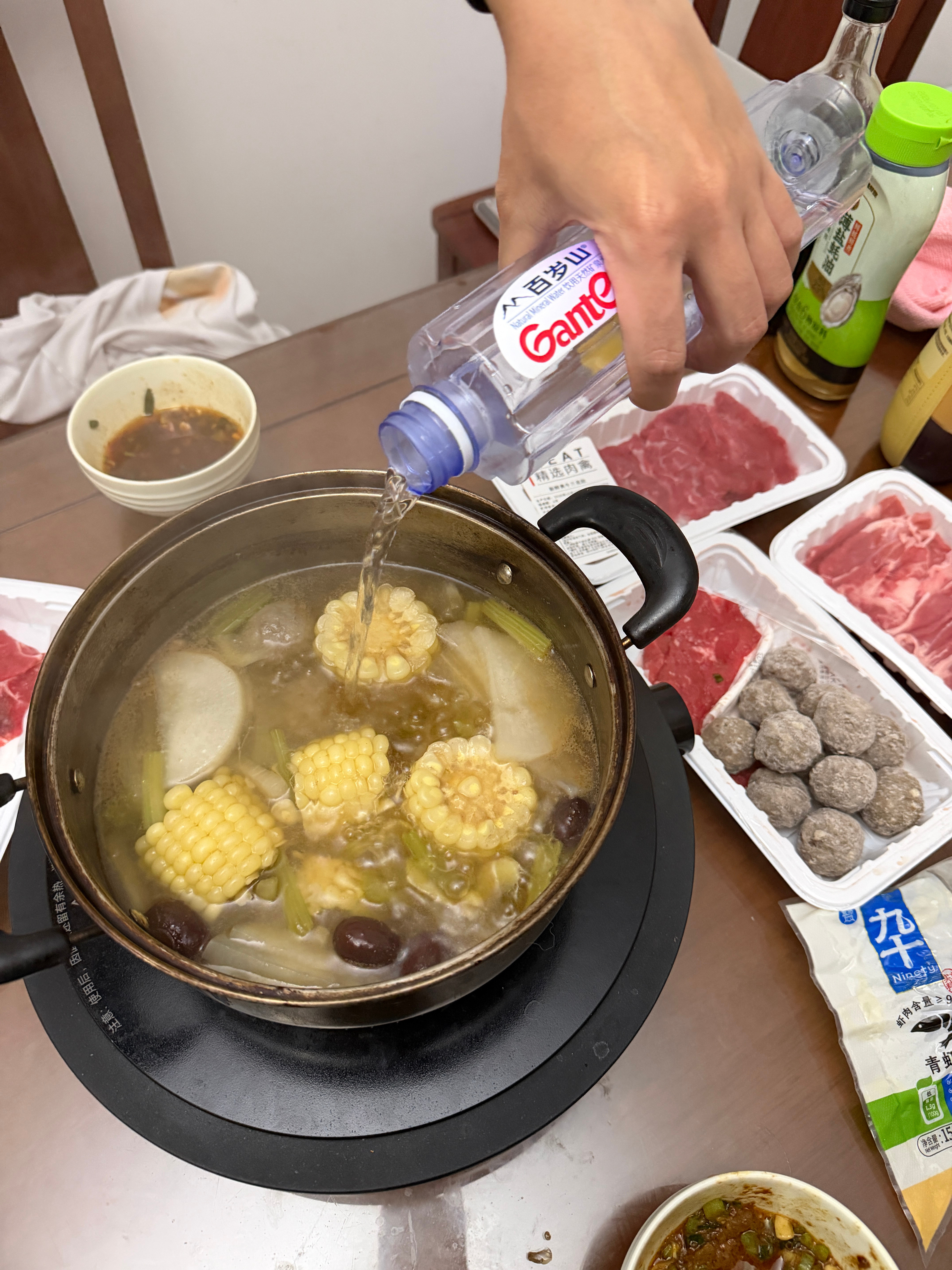 单休的一天被美食和优质蛋白塞满中午陪小周回娘家，吃了顿久违的江湖菜晚上婉拒了老周家爸妈的红苕稀饭邀请