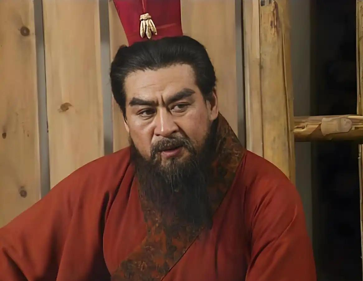 袁绍官渡大败时，估计肠子估计都悔青了。当年要不是他一再相助，曹操早不知在哪待着了