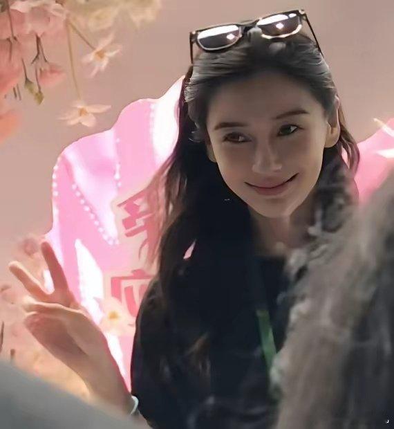 杨颖和黄晓明已经离婚4年了，留几手却突然爆出，baby在离婚后，也谈过男朋友，不