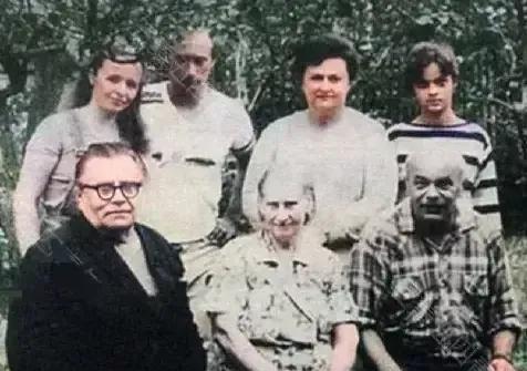 看到80年代普京的全家福，真的很感慨。那时候他还只是个青涩的苏联情报人员，不苟言