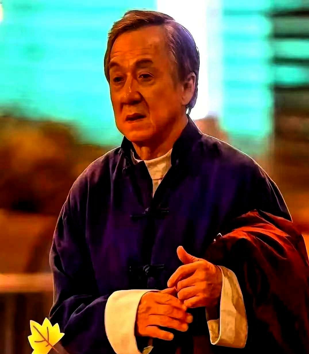 你说逗不逗，一个打了一辈子，从香港打到好莱坞的男人，71岁了，坐拥30亿，居然连