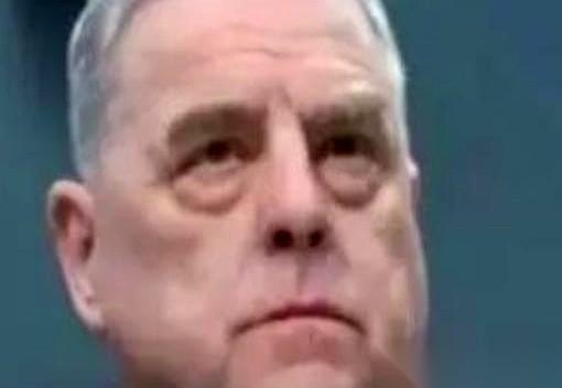 美军在全球74个国家，密密麻麻塞了686个军事基地。这些基地，过去是抵在全球脖