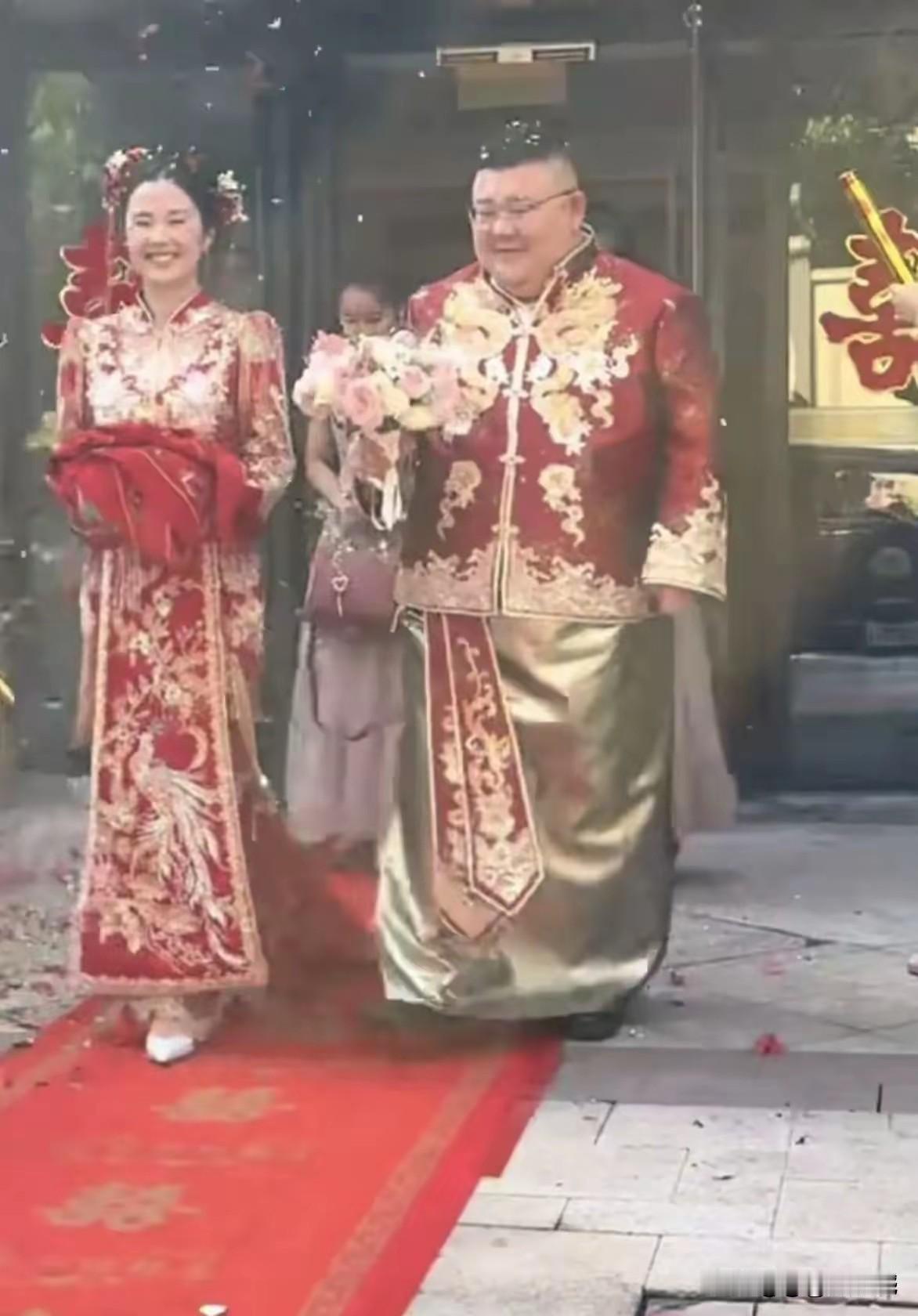 新郎非常富态，新娘非常娇小可爱，两个人步入婚姻殿堂，看起来非常的般配，非常的幸福