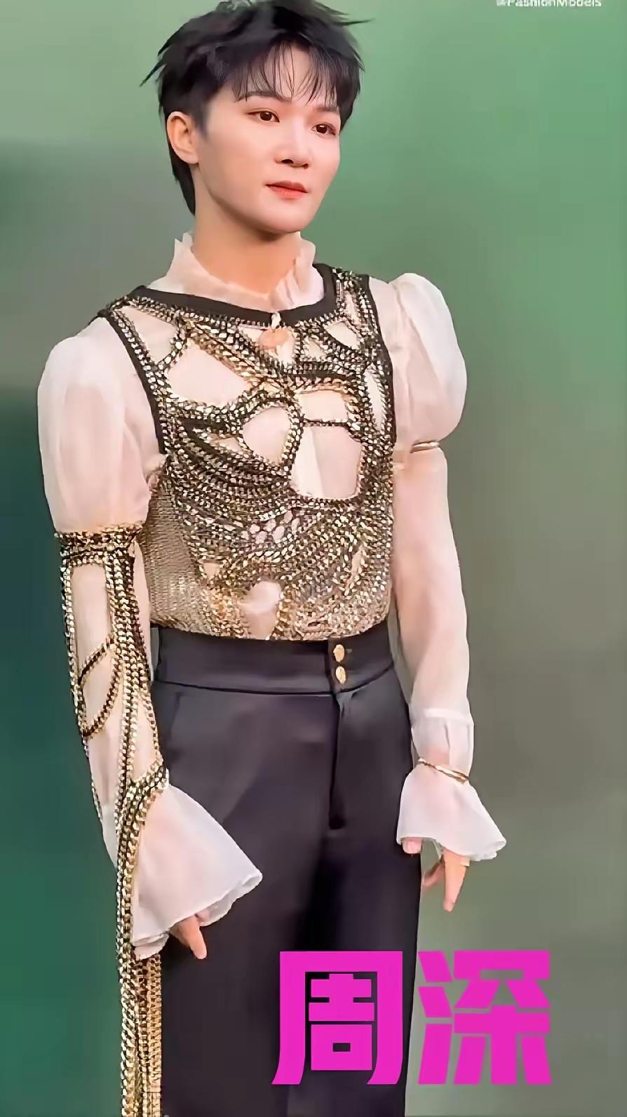 大家都说周深的风评变差了，尽管全运会这首歌，天海一心唱的非常好听，但还是因为他的