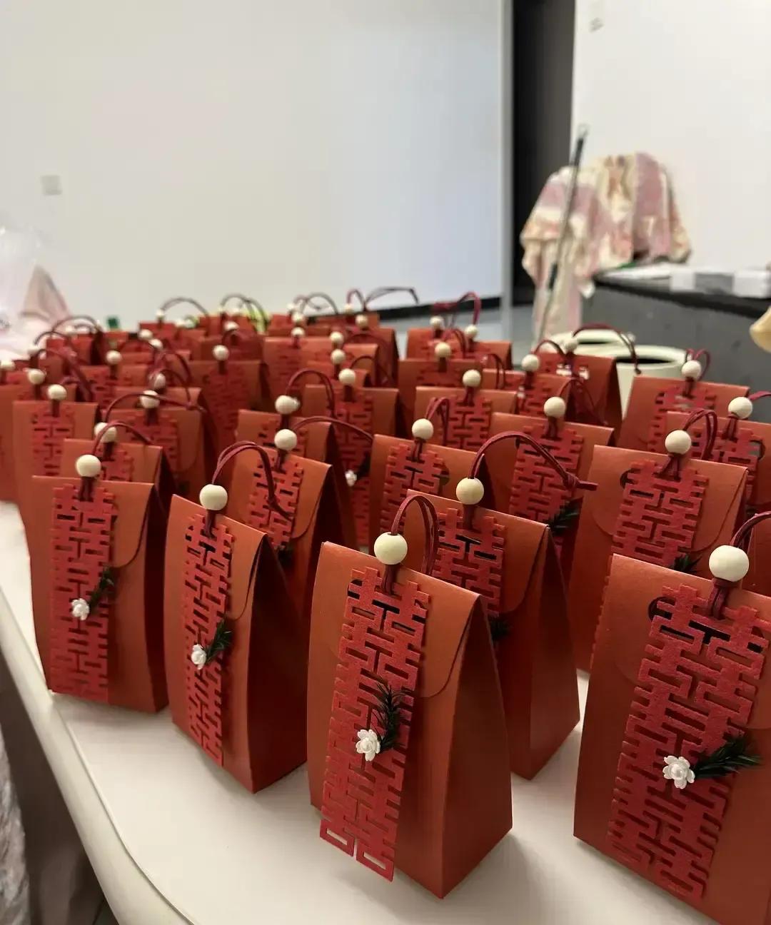 抖音博主表妹原打算情人节办婚礼，结果男友在两周前突然摊牌：婚后绝不生娃。她当场