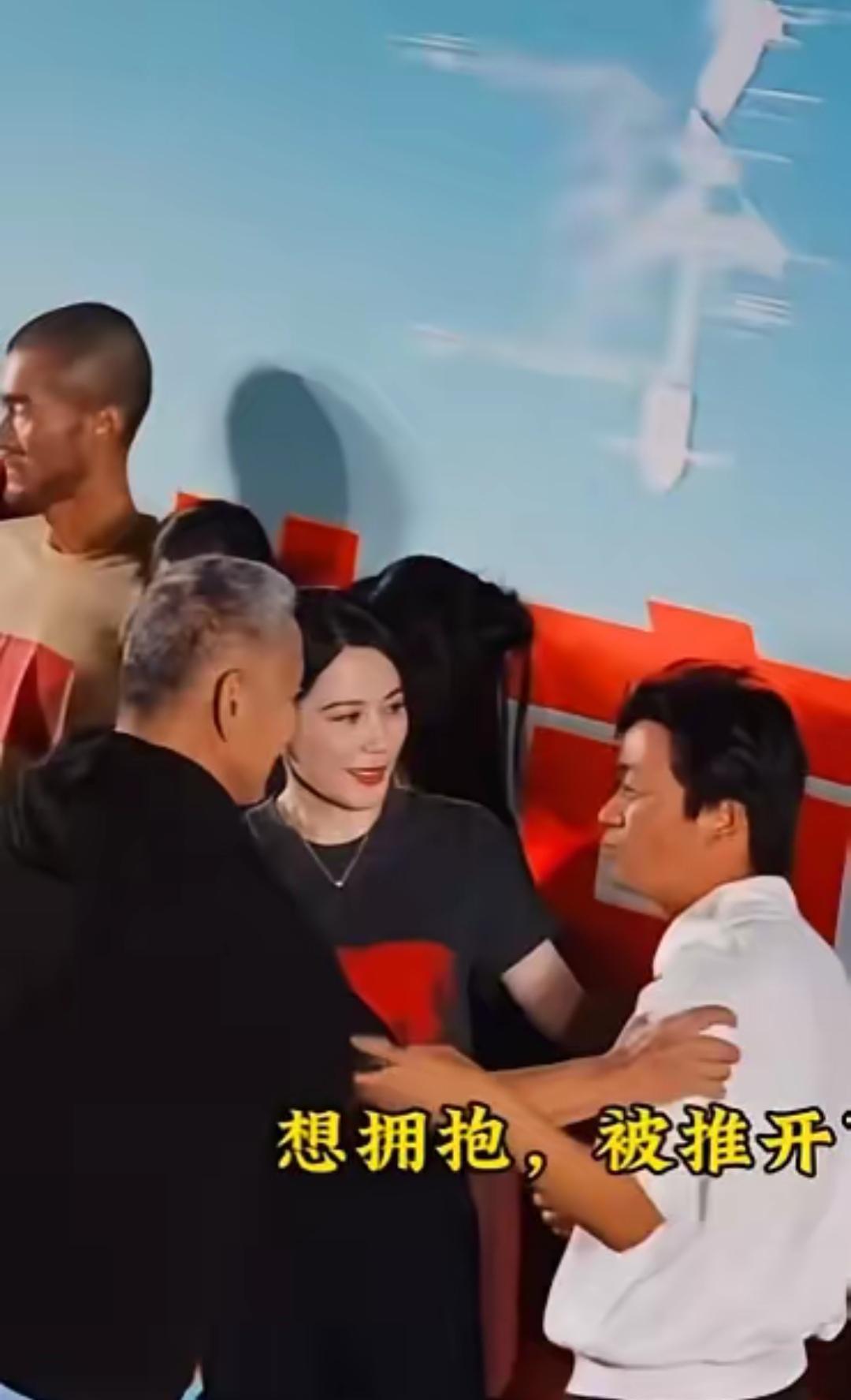 当拥抱遇上礼节：俞飞鸿这一抱，为何被赞“教科书式救场”？你见过最体面的救场是怎