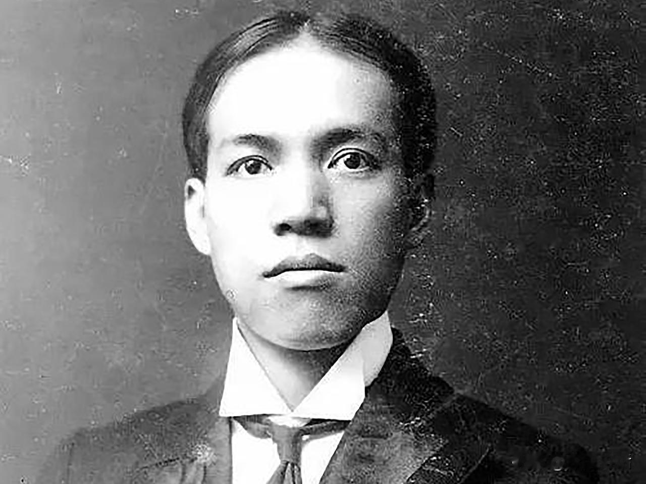 1926年10月3日，徐志摩与陆小曼在北京北海公园举行婚礼，梁启超作为证婚人，当