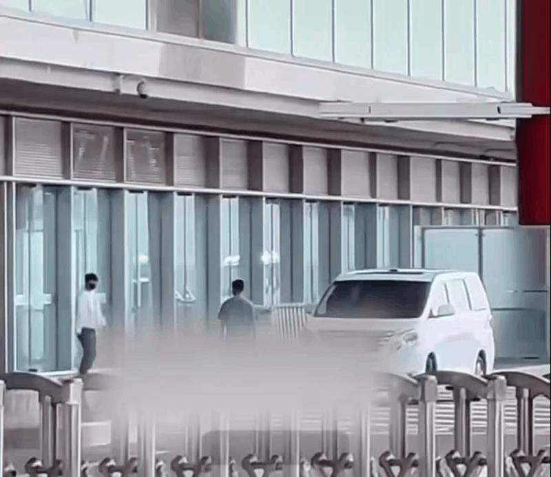 莎莎平安落地北京！国乒大部队回国，长达十几个小时的飞行，终于看到莎莎平安到达的
