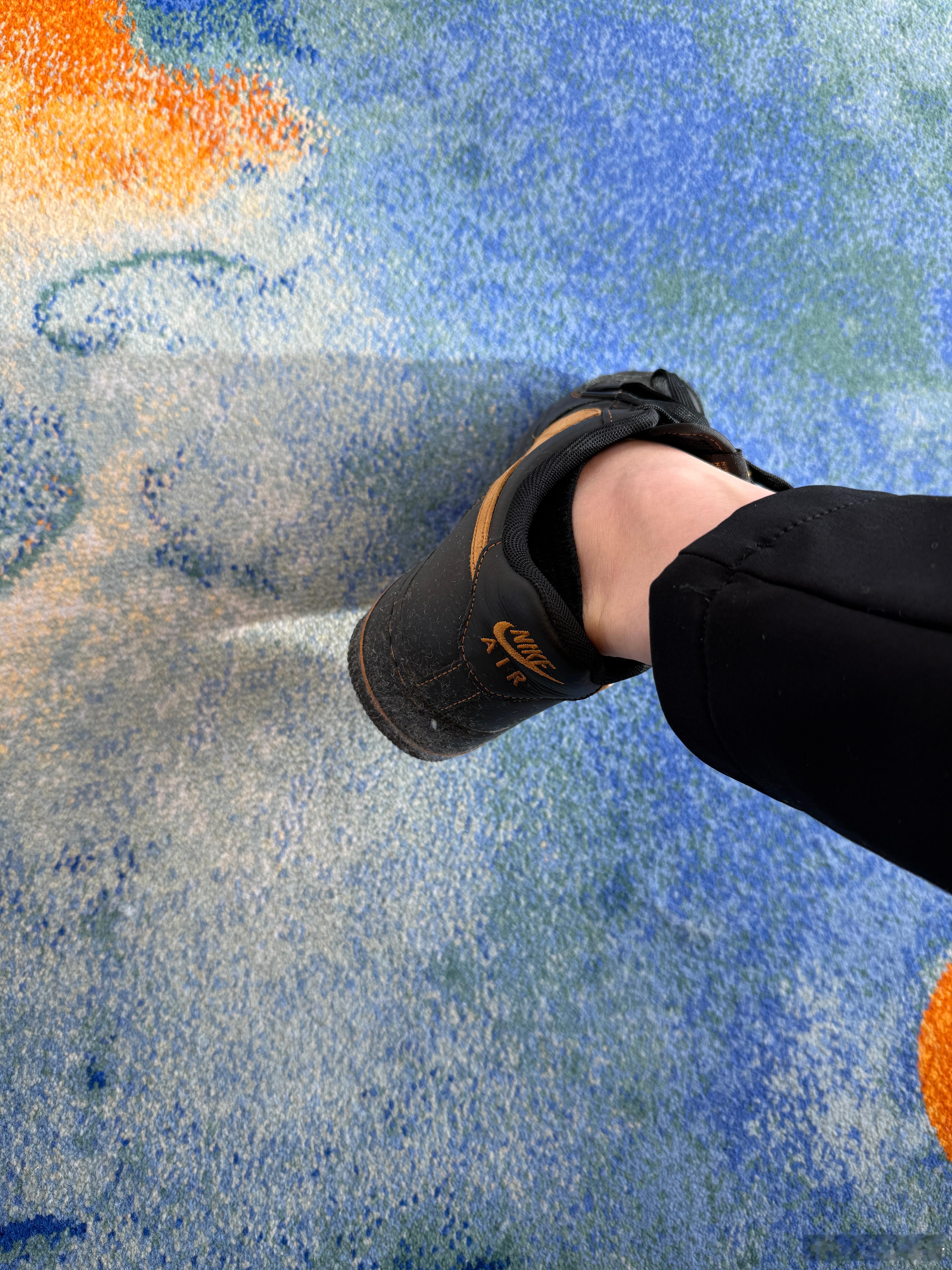 机场地毯太新了、还是太次了怎么掉渣啊