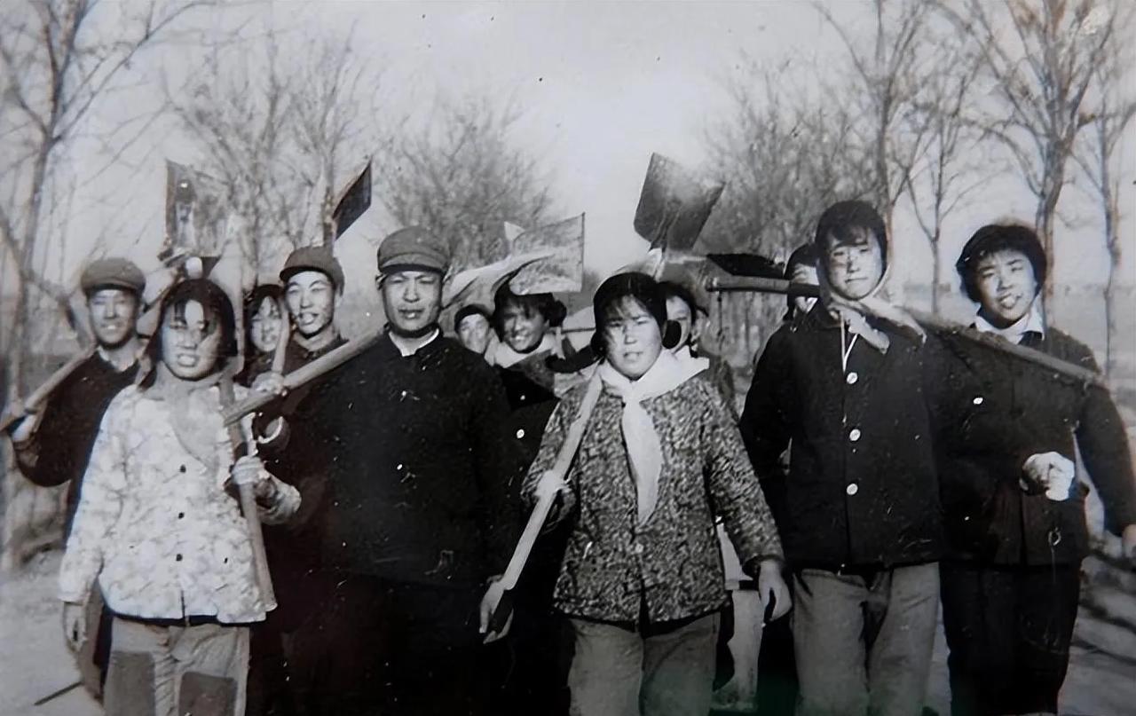 1968年秋天，一张写着“上山下乡”的通知悄无声息贴在了北京一所中学的墙上。不