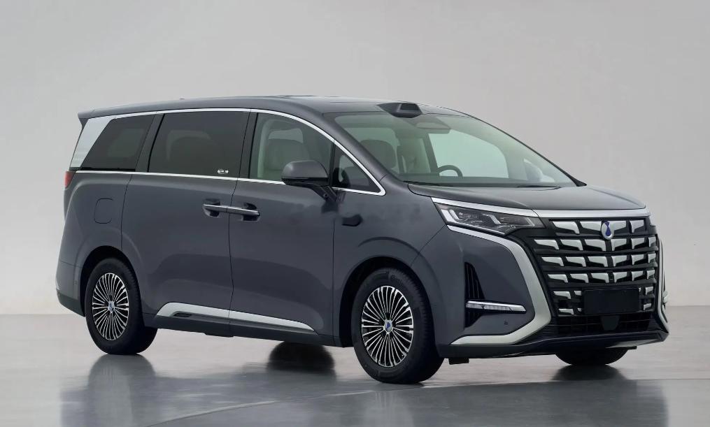 腾势D9的第二代产品即将亮相，说是插混续航里程有望达到400公里！！！这个版本推