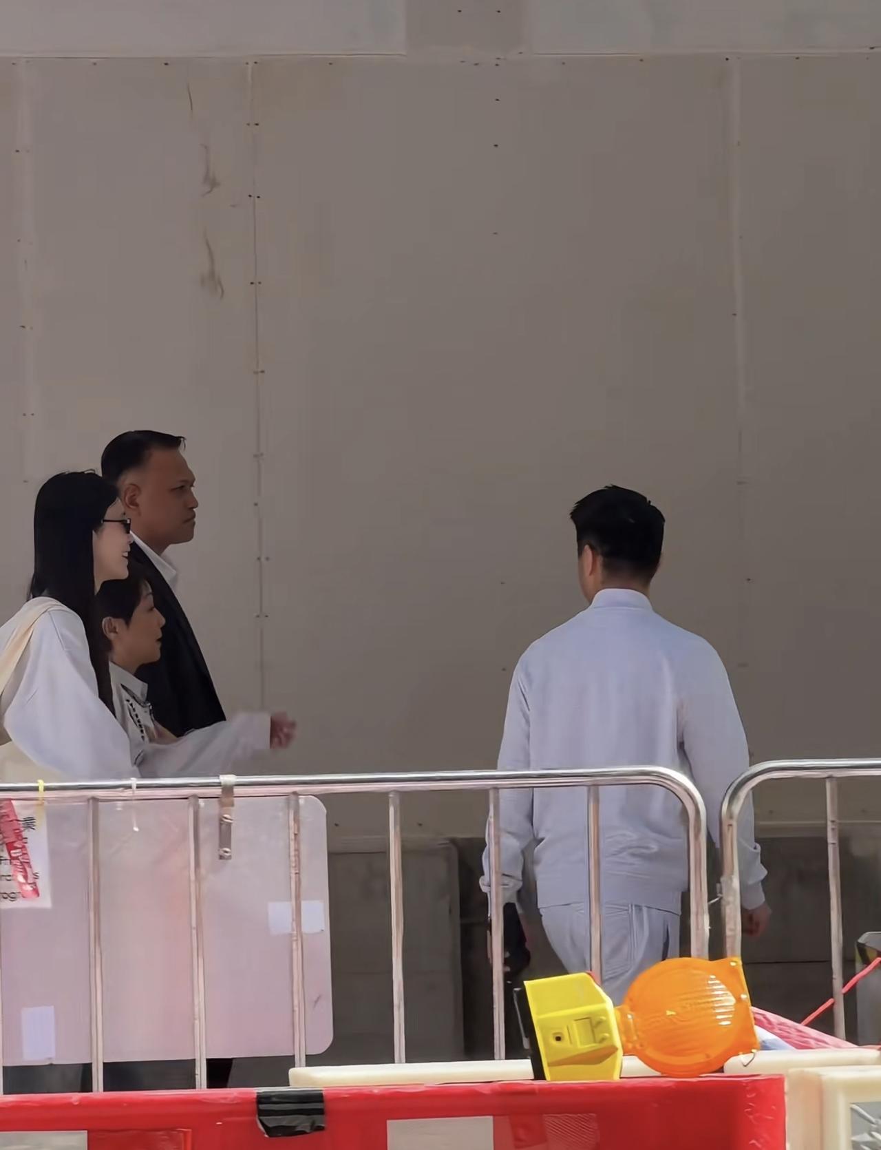 国庆节假期第一天，奚梦瑶、何猷君、梁安琪现身香港中环，三人穿的很休闲，有说有笑一