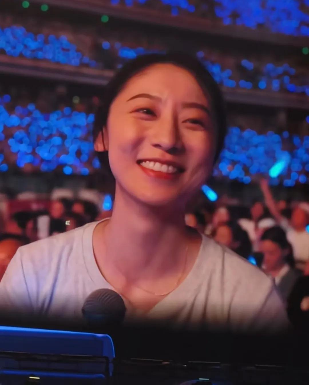 周深西安演唱会第二场点歌环节！第一位是来自温州的饼子！一开口先喊一声“宝贝”