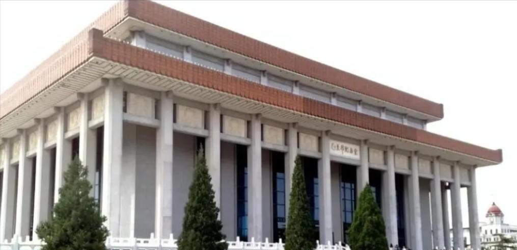 1976年毛主席纪念堂筹建设计时，老专家们始终执意主张坐北朝南，谷牧一番话一锤定