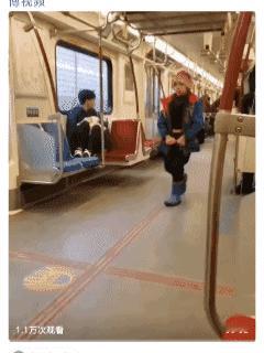 加拿大多伦多地铁二号线一幕......印度人在欧美街头公开大小便，你都不知道这